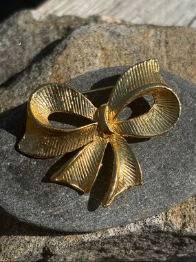 Brooch Gold Bow Ribbon Pin Vintage